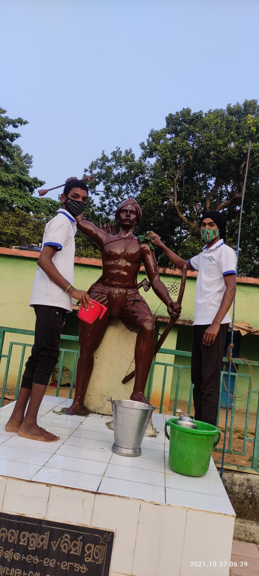 Cleaning statue India NCC